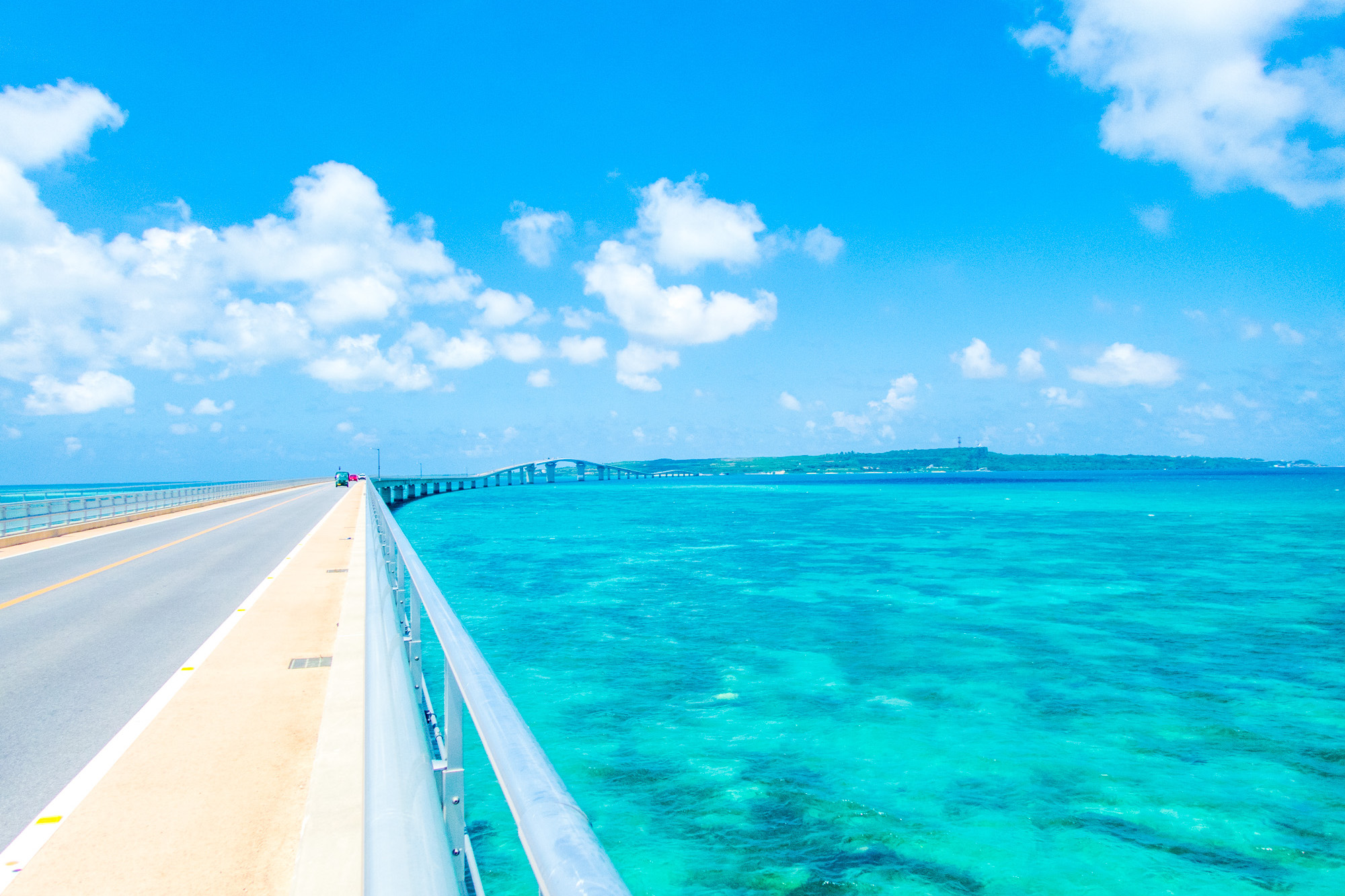 伊良部大橋 の大絶景 宮古島の美しすぎる海と空に感動する 明日は未来だ